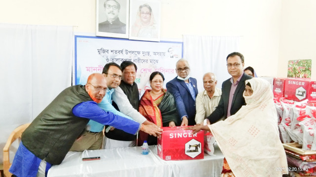 দুঃস্থ, অসহায় ও স্বামী পরিত্যক্তা নারীদের স্বাবলম্বী করতে  সেলাই মেশিন  দিলেন ফেরদৌসী ইসলাম জেসি 