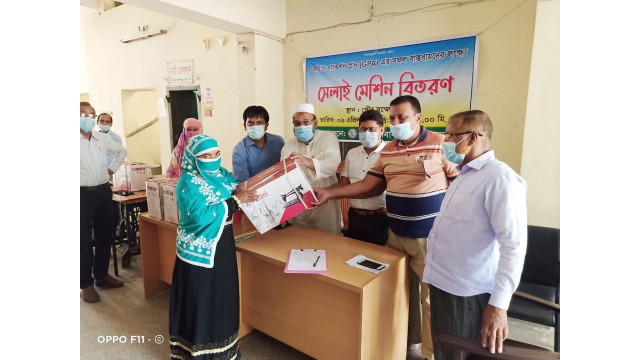 চাঁপাইনবাবগঞ্জ পৌরসভায় দুস্থ ও অসহায় নারীর মাঝে বিনামূল্যে সেলাই মেশিন বিতরণ 