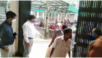 ডিসি অফিসে ভিড় জমানো অভাবি মানুষের মাঝে খাদ্য  বিতরণ করলেন   জেলা প্রশাসক 