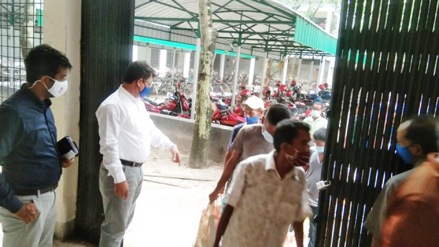 ডিসি অফিসে ভিড় জমানো অভাবি মানুষের মাঝে খাদ্য  বিতরণ করলেন   জেলা প্রশাসক 