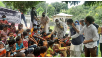 সুবিধা বঞ্চিত ও পথশিশুদের মাঝে খাবার ও মাস্ক দিল ওয়েল ফেয়ার ক্লাব 