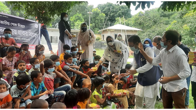 সুবিধা বঞ্চিত ও পথশিশুদের মাঝে খাবার ও মাস্ক দিল ওয়েল ফেয়ার ক্লাব 