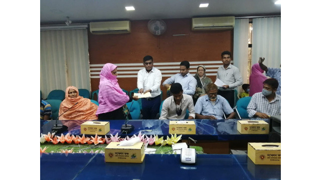  চাঁপাইনবাবগঞ্জে ৩৮জন দুস্থ ও অসহায় মানুষকে ১ লাখ ৬০ হাজার টাকা বিতরণ 