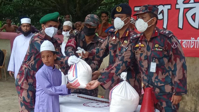 সীমান্তবর্তি কয়েকটি এতিমখানায় বিজিবির ত্রাণ বিতরণ