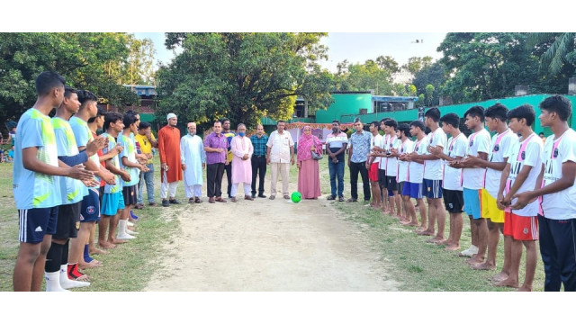 নবাবগঞ্জ জেলা আদর্শ উচ্চ বিদ্যালয়ে ফুটবল লীগের উদ্বোধন  