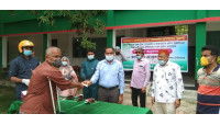 চাঁপাই নিউজ  ডটকমে সংবাদ প্রকাশ- জেলা প্রশাসকের হস্তক্ষেপে অবশেষে শ্রমিকরা পেলেন অনুদান