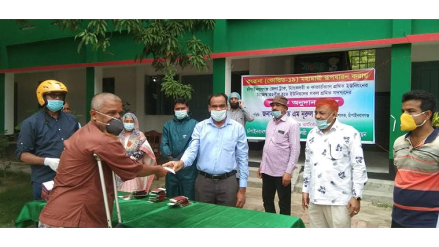 চাঁপাই নিউজ  ডটকমে সংবাদ প্রকাশ- জেলা প্রশাসকের হস্তক্ষেপে অবশেষে শ্রমিকরা পেলেন অনুদান