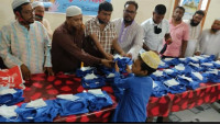 আমরা ৯৩ বন্ধুদের উদ্দ্যোগে ইয়াতিম খানায়  নতুন পোশাক ও খাবার বিতরন