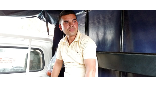 চাঁপাইনবাবগঞ্জে পুলিশ পরিচয়ে বিভিন্ন দোকানে প্রতারণা বিজিবি সদস্য আটক 