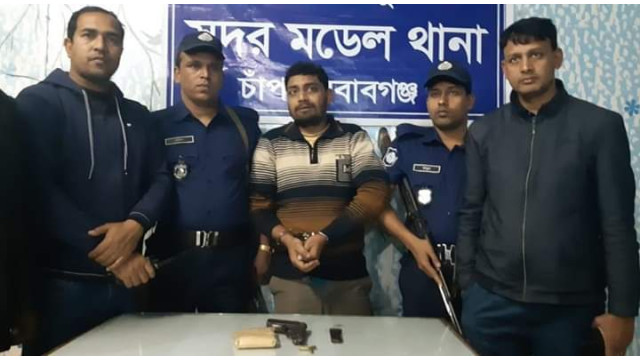  অস্ত্র ও বিস্ফোরক মামলার আসামি বোমা বাবু পিস্তলসহ পুলিশের হাতে গ্রেপ্তার