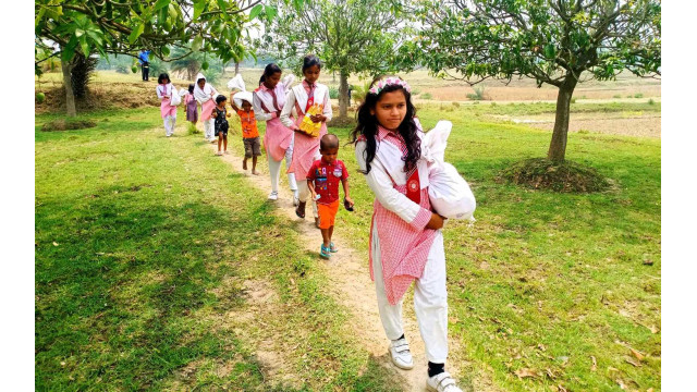 বাবুডাইং আদিবাসী আলোর পাঠশালার শিক্ষার্থীদের খাদ্য সহায়তা