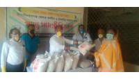 চাঁপাইনবাবগঞ্জ চেম্বারের কর্মহীনদের মাঝে খাদ্য সামগ্রী বিতরণ