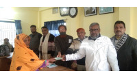 চাঁপাইনবাবগঞ্জে শ্রমিক ইউনিয়নের মৃত পরিবারবর্গকে নগদ অর্থ প্রদান 