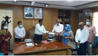 কলেজ শিক্ষক কর্মচারী কল্যাণ সমিতির প্রয়াত সদস্যদের নমিনিদের মাঝে অনুুদান প্রদান