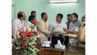 শিবগঞ্জ পৌরসভার মেয়র মনিরুল ইসলামকে জেলা ঠিকাদার সমিতির ফুলেল শুভেচ্ছা 