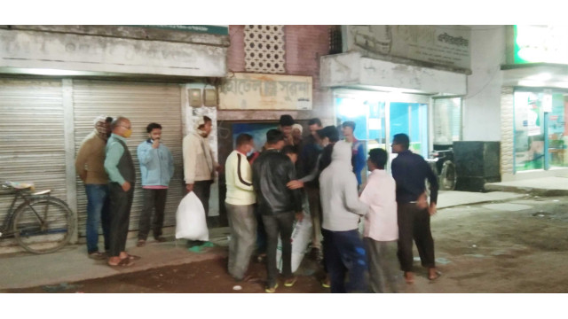  চাঁপাইনবাবগঞ্জ ঢাকা বাস স্টাণ্ডে  টিকিট নিতে আসা দূরপাল্লার যাত্রীদের হয়রানি করছে দালালরা -  প্রশাসনের হস্তক্ষেপ কামনা 