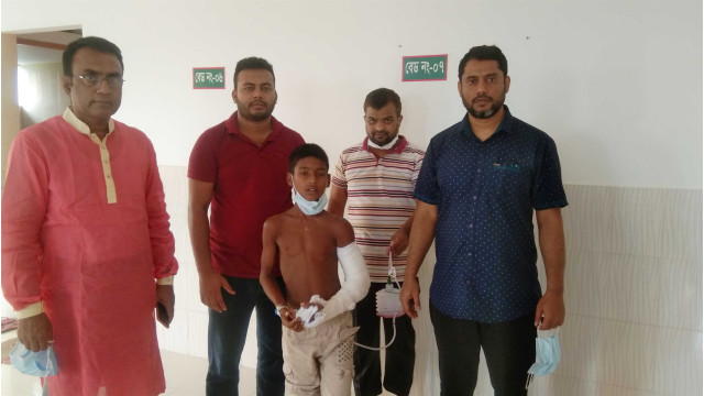 হাত ভেঙ্গে রাস্তায় পড়ে থাকা সাগরের চিকিৎসার দায়িত্ব নিলেন ডা. ইসমাইল ও ম্যাক্স হসপিটাল
