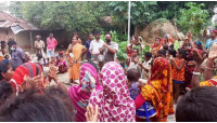 নাচোলে ক্ষুদ্র জাতিগোষ্ঠীর  নেতার উপর হামলার প্রতিবাদে বিক্ষোভ  ও প্রতিবাদ সমাবেশ