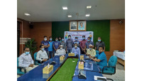 করোনায় ক্ষতিগ্রস্থ ১০ জন ছাত্র মৎস্য উদ্যোক্তাকে জেলা প্রশাসনের আর্থিক সহায়তা
