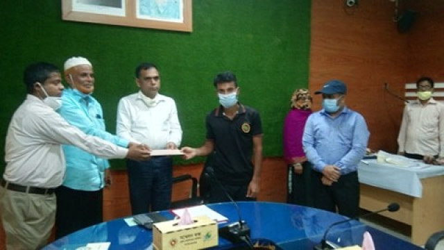 প্রতিবন্ধী, মেধাবী শিক্ষার্থী ও করোনায় ক্ষতিগ্রস্থদের জেলা প্রশাসনের আর্থিক সহায়তা