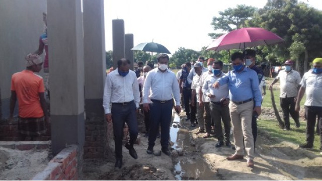 গোমস্তাপুরে প্রধানমন্ত্রীর উপহারের বাড়ি পরিদর্শন করলেন জেলা  প্রশাসক মঞ্জুরুল হাফিজ