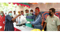 প্রধানমন্ত্রীকে দেয়া প্রতিশ্রুতি : অসহায়দের ঈদ সামগ্রী দিলেন এরফান গ্রুপের চেয়ারম্যান