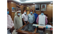 খাদ্যমন্ত্রী সাধন চন্দ্র মজুমদারের সাথে এরফান আলীর মতবিনিময়