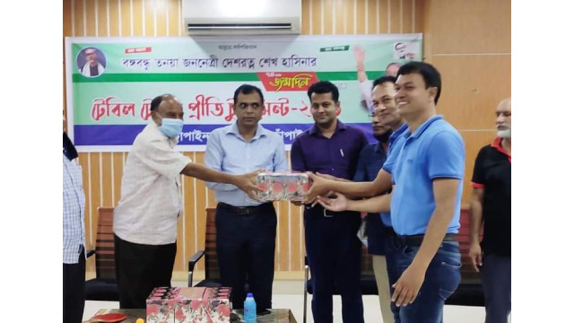 টেবিল টেনিস প্রীতি টুর্নামেন্টের বিজয়ীদের মাঝে পুরস্কার বিতরণ