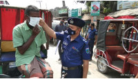 চাঁপাইনবাবগঞ্জ জেলা পুলিশের করোনা সচেনতায় মাস্ক বিতরণ