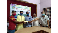 চাঁপাইনবাবগঞ্জে যুক্তরাষ্ট্র প্রবাসীদের উদ্যোগে করোনাকালে আর্থিক সহায়তা প্রদান
