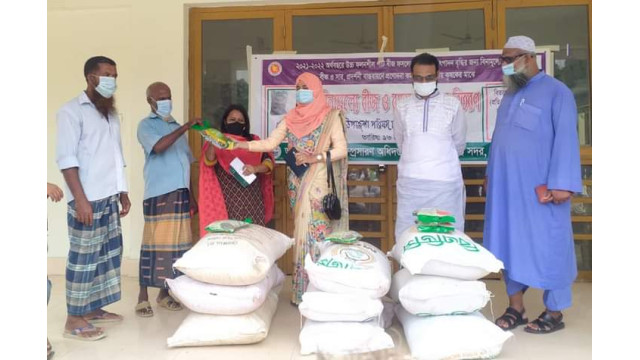 সদর উপজেলার ১৮০ পাটচাষিকে টাকাসহ বিনামূল্যে সার ও বীজ প্রদান