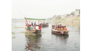 মহানন্দা  নদীতে নৌকায় গাওয়া হলো দেশের গান  