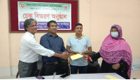 গোমস্তাপুরে আক্রান্ত রোগীদের মাঝে অনুদানের চেক প্রদান