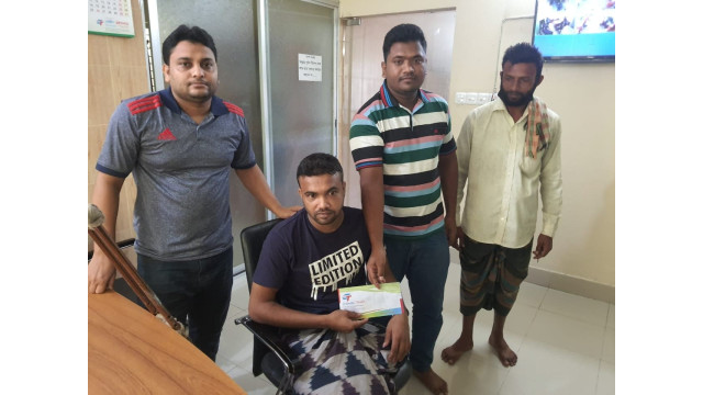 ট্রাক ড্রাইভার রাসেলকে গ্রামীণ ট্রাভেলস্ চেয়ারম্যানের আর্থিক সহায়তা