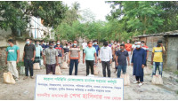 কর্মহীন  পরিবহন শ্রমিক,  কুলি ও কলারবয়দের মাঝে প্রধানমন্ত্রীর পক্ষ থেকে খাদ্য সহায়তা প্রদান