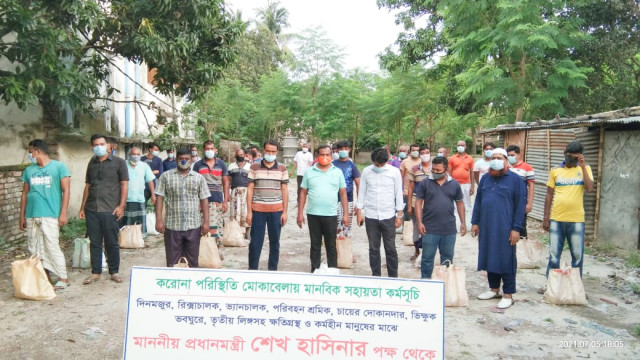 কর্মহীন  পরিবহন শ্রমিক,  কুলি ও কলারবয়দের মাঝে প্রধানমন্ত্রীর পক্ষ থেকে খাদ্য সহায়তা প্রদান
