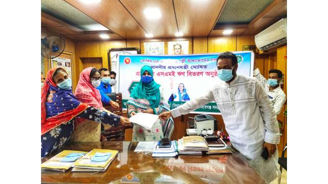চাঁপাইনবাবগঞ্জে করোনা ভাইরাসে ক্ষতিগ্রস্ত পল্লী উদ্যোক্তাদের মাঝে প্রণোদনার ঋণ বিতরণ