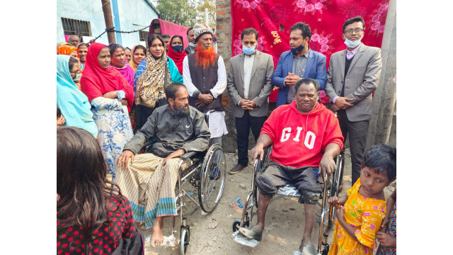 চাঁপাইনবাবগঞ্জে প্রতিবন্ধীদের হুইল চেয়ার প্রদান
