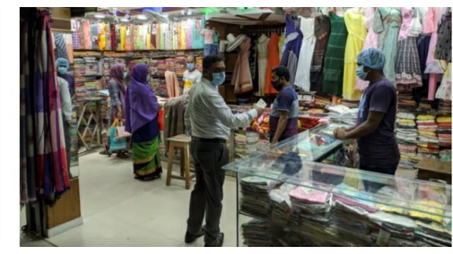 নিরাপদ দূরত্ব বজায় না রাখা ও মাস্ক ব্যবহার না করায় শহরে ২৬ জনকে জরিমানা