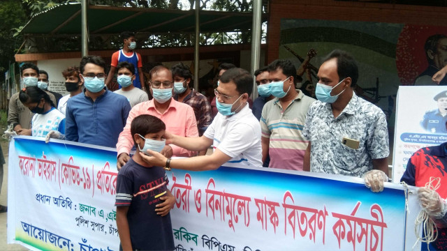 চাঁপাইনবাবগঞ্জে বক্সিং একাডেমীর বিনামূল্যে মাস্ক বিতরণ