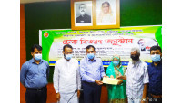 চাঁপাইনবাবগঞ্জে কিডনিসহ বিভিন্ন রোগে আক্রান্তদের মাঝে চেক বিতরণ