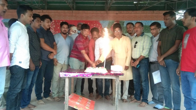  শেখ রাসেলের জন্মদিন উপলক্ষে জেলা যুবলীগের বঙ্গবন্ধু মঞ্চে  কেক কেটে জন্মদিন  পালন