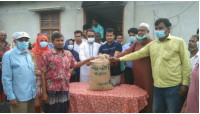 ইলিশ সংশ্লিষ্ট  ১৯০ জন জেলেদের মাঝে বিশেষ ভিজিএফের চাল বিতরণ 