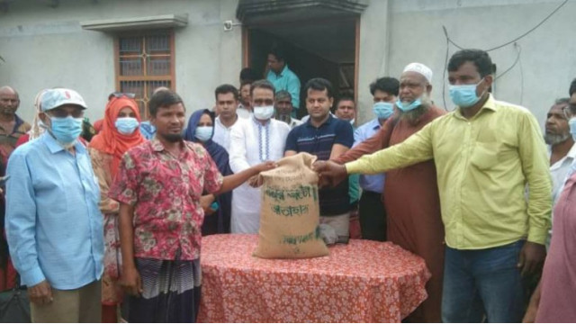 ইলিশ সংশ্লিষ্ট  ১৯০ জন জেলেদের মাঝে বিশেষ ভিজিএফের চাল বিতরণ 