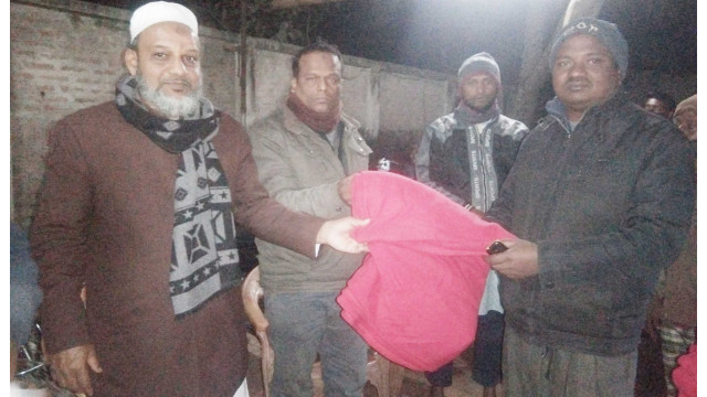 পরিবহন শ্রমিকদের মাঝে পৌরসভার কম্বল বিতরণ