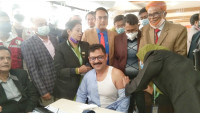 ডিসি মঞ্জুরুল হাফিজকে দিয়ে চাঁপাইনবাবগঞ্জে উদ্বোধন  হল করোনা ভ্যাকসিন প্রদান কর্মসূচী