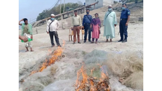 পদ্মা নদীতে  ভ্রাম্যমাণ আদালত-১৫টি নিষিদ্ধ কারেন্ট জাল আটক