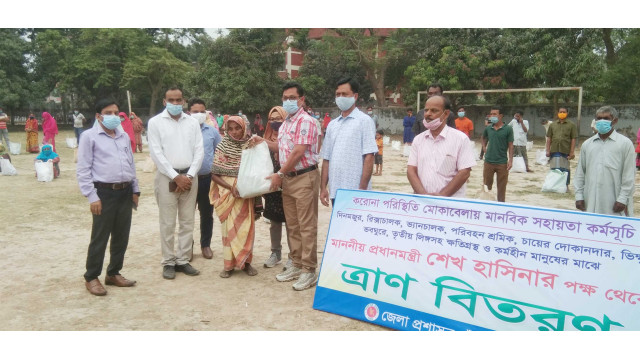 চাঁপাইনবাবগঞ্জে প্রধানমন্ত্রী শেখ হাসিনার পক্ষ থেকে অসহায়দের মাঝে   ত্রান বিতরণ