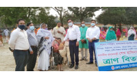 চাঁপাইনবাবগঞ্জে প্রধানমন্ত্রী শেখ হাসিনার পক্ষ থেকে  ত্রান  বিতরণ অব্যাহত