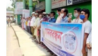সাংবাদিক রোজিনা ইসলামের মামলা প্রত্যাহার ও মুক্তির দাবিতে চাঁপাইনবাবগঞ্জে মানববন্ধন
